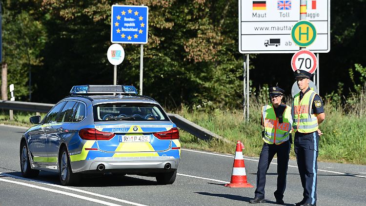 Deutsche Polizisten an der Grenze bei Sonnenschein. Bei Regen müssten die Beamten "unter Partyzelten und Kofferraumklappen" arbeiten, so der GdP-Chef.