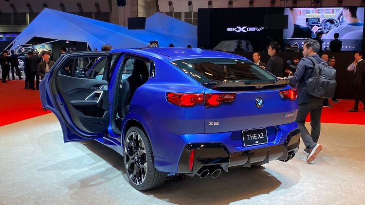 Markante Rückleuchten kennzeichnen den BMW X2. Die extrovertierte und vierflutige Abgasanlage ist dem Benziner-Topmodell vorbehalten.