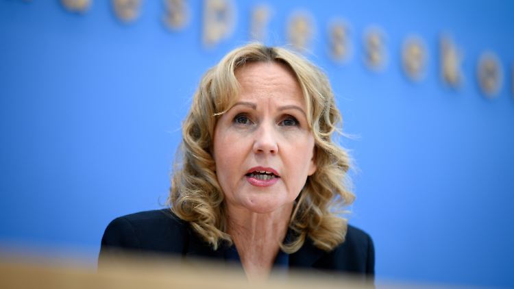 Umweltministerin Steffi Lemke lobt die Verdienste von Fridays for Future, ist aber entsetzt über die Äußerungen zum Terrorangriff auf Israel.