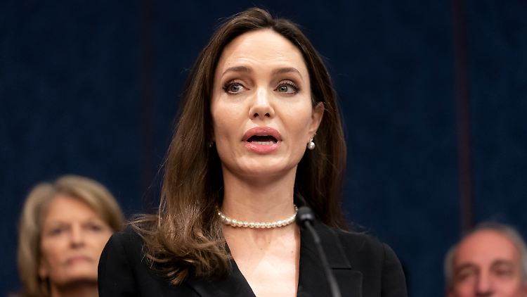"Als ich anfing, war es nicht die große Erwartung, so öffentlich zu sein und so viel zu teilen", sagt Jolie.
