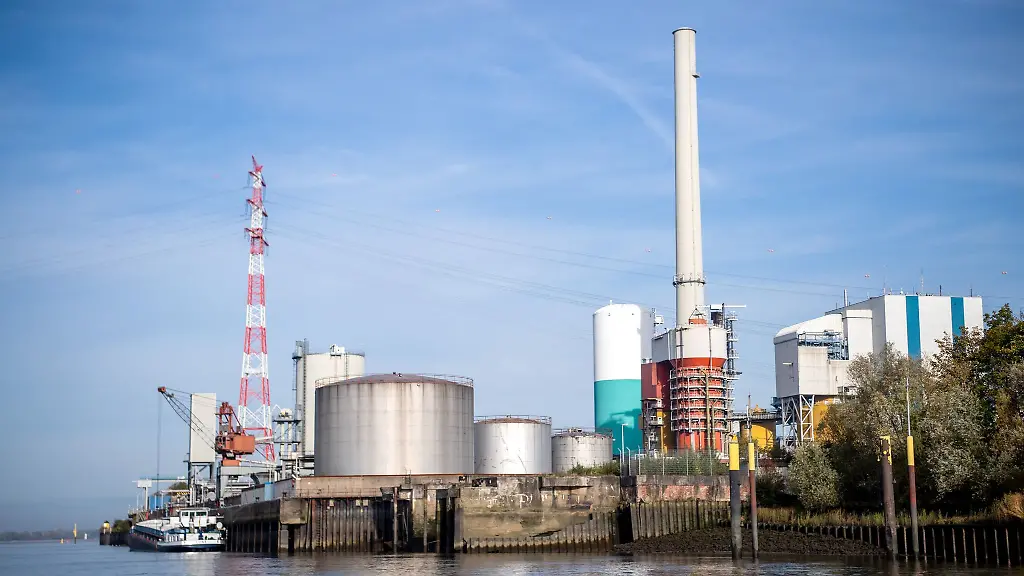Blick-auf-das-Kraftwerk-Farge-der-Onyx-Power-Group-an-der-Weser