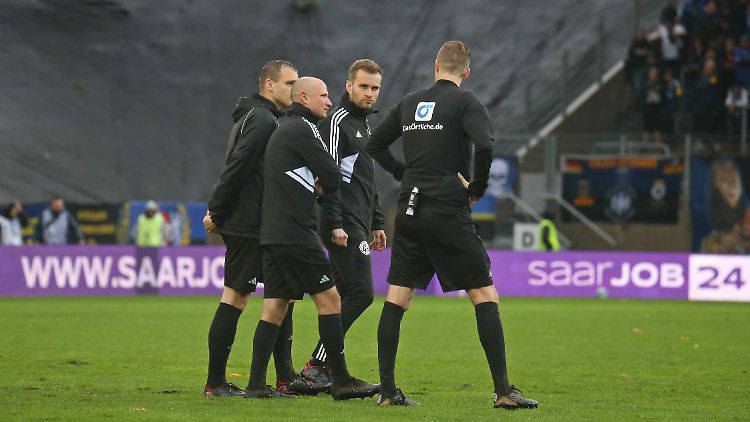 Der Platz war unbespielbar: Am Sonntag brachen die Offiziellen die Drittliga-Partie in Saarbrücken ab.