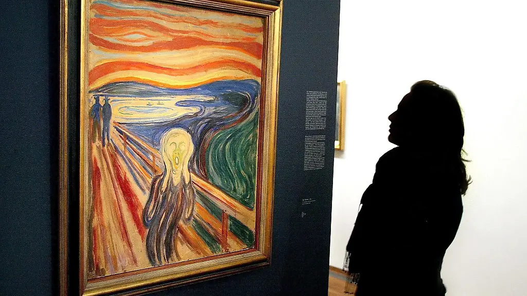 Eine-Besucherin-betrachtet-das-Gemaelde-Der-Schrei-von-Edvard-Munch
