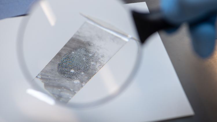 Am Tatort gesicherte Fingerspuren konnten zunächst keiner Person zugeordnet werden: Erst kriminaltechnischer Fortschritt machte die Bestimmung der DNA aus dem Beweismaterial möglich.