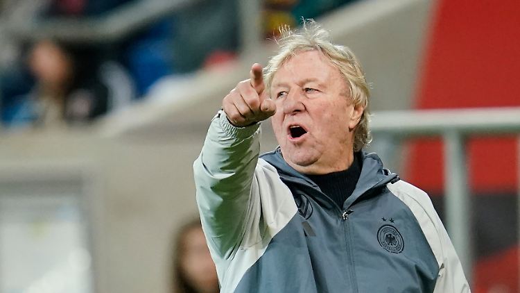 Interims-Bundestrainer Hrubesch weiß, wo in Island das Tor steht.