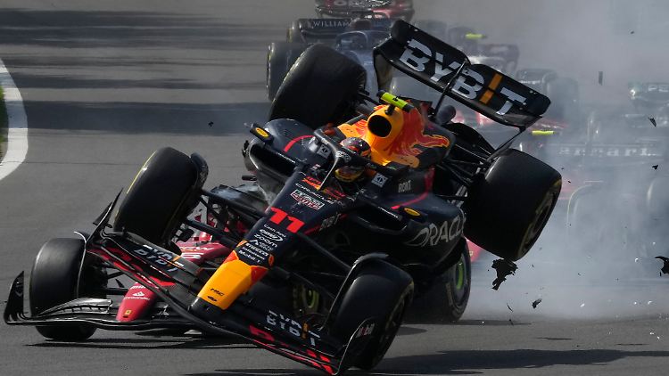 Perez' Wagen macht das, was F1-Autos nicht machen sollten: Er hebt ab.