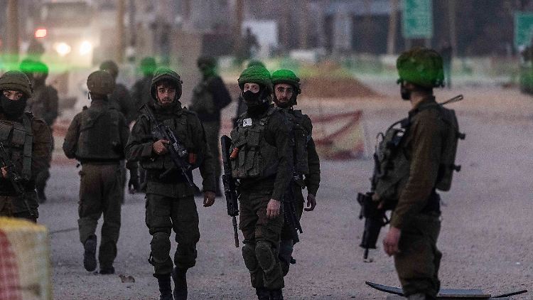 Israelische Streitkräfte im Westjordanland - die Bundesregierung verurteilt "klar die Angriffe und die Gewalt von Siedlern auf palästinensische Gemeinden".