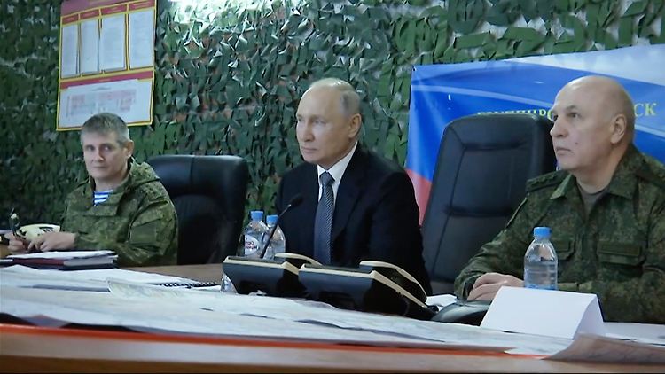 Kremlchef Putin mit Generaloberst Teplinski (l.) und Generaloberst Makarewitsch (r.) bei einer Lagebesprechung im April. 