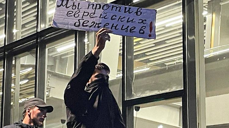 "Wir sind gegen jüdische Flüchtlinge", sagt dieses Schild eines Mob-Teilnehmers vom Sonntagabend.