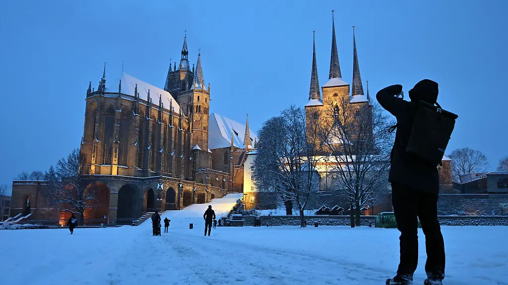 Winterwetter-auf-dem-Domplatz-vor-Mariendom-und-Severikirche