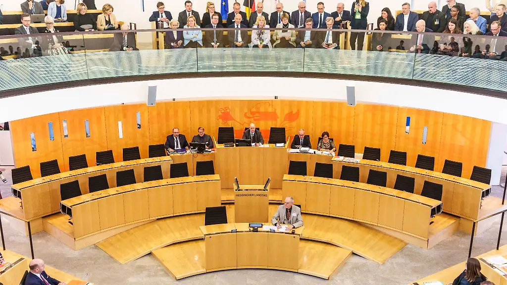 Die-Regierungsbank-im-hessischen-Landtag-ist-noch-nicht-besetzt