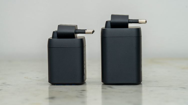 Die Stecker der Ladegeräte lassen sich platzsparend umklappen.