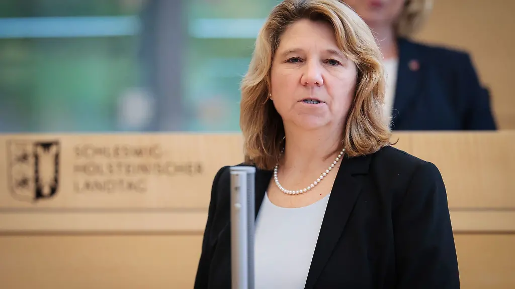 Kerstin-von-der-Decken-spricht-im-Plenarsaal-des-Landtags