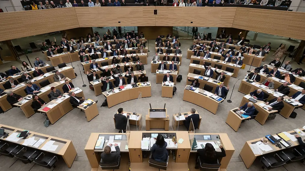 Landtagsabgeordnete-nehmen-an-einer-Abstimmung-zum-Haushalt-waehrend-einer-Plenarsitzung-im-Landtag-von-Baden-Wuerttemberg-teil