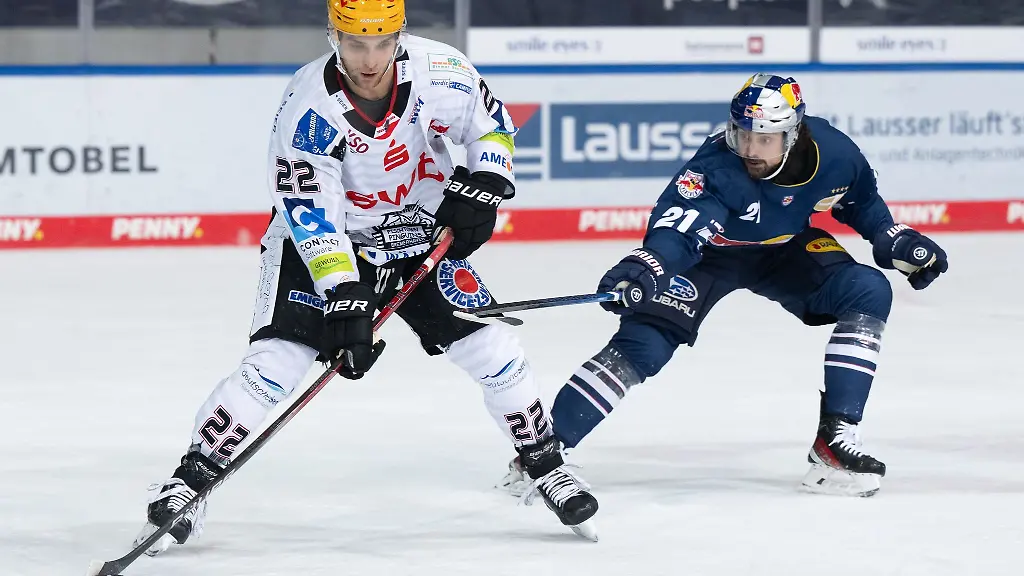 Nicolas-Kraemmer-r-von-Muenchen-und-Vladimir-Eminger-von-Bremerhaven-kaempfen-um-den-Puck