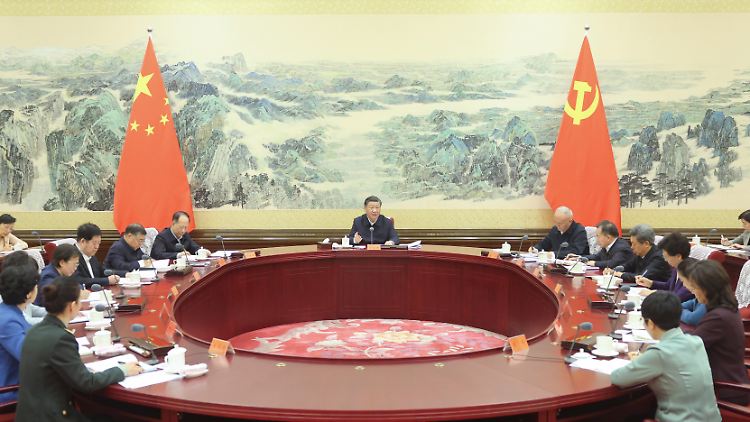 Xi erklärt die Sache mit den Kindern. Die Vertreter der Frauenvereinigung notieren.