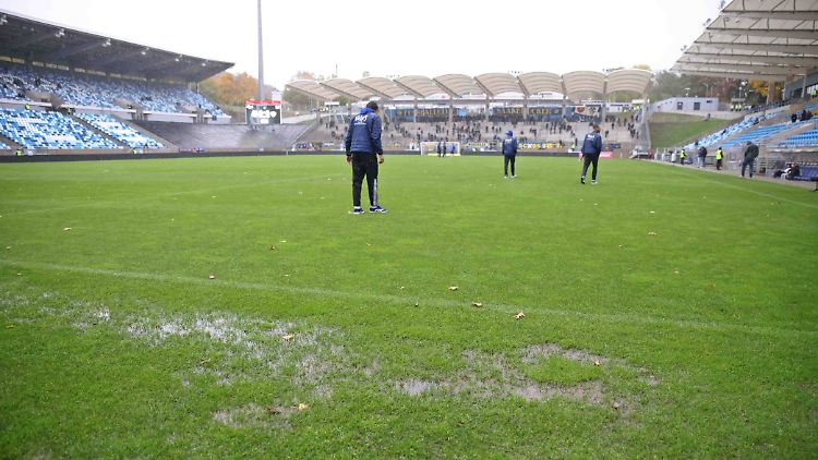 Der Platz in Saarbrücken steht unter Wasser.