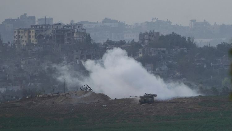 Israelische Panzer an der Grenze zum Gazastreifen: die Raketenangriffe hinterlassen ein Bild der Zerstörung.