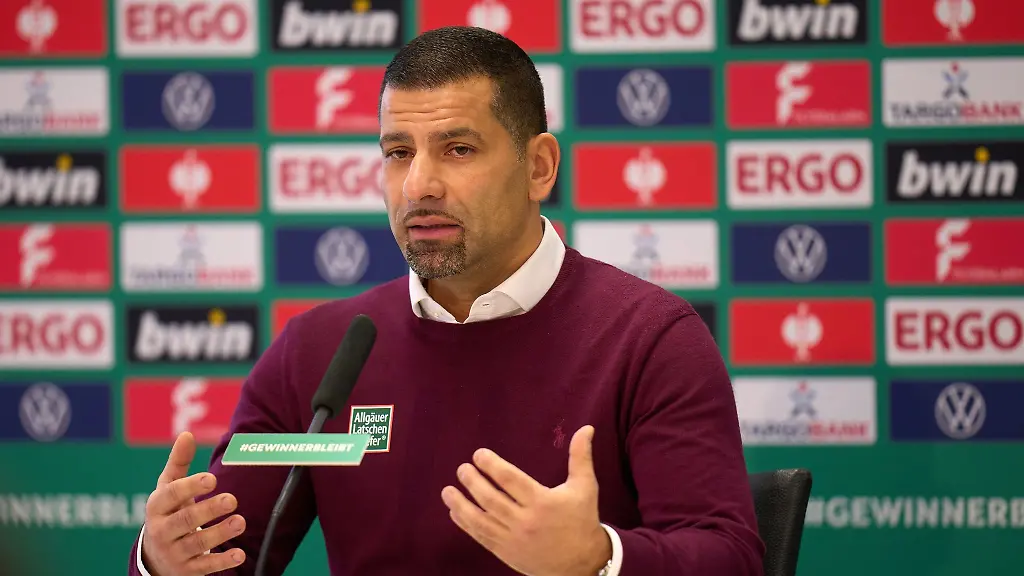 Trainer-Dimitrios-Grammozis-vor-dem-Spiel-gegen-St-Pauli