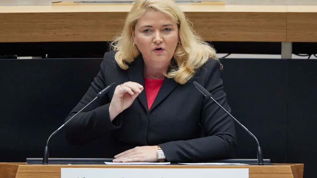 Kristin-Brinker-spricht-bei-einer-Plenarsitzung-im-Berliner-Abgeordnetenhaus