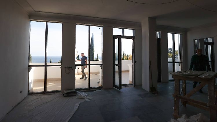 Die Dreizimmerwohnung verfügt auch über einen Balkon mit Meerblick. 