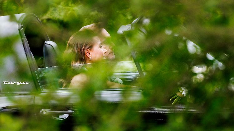 Lindner und Lehfeldt frisch vermählt im Porsche.