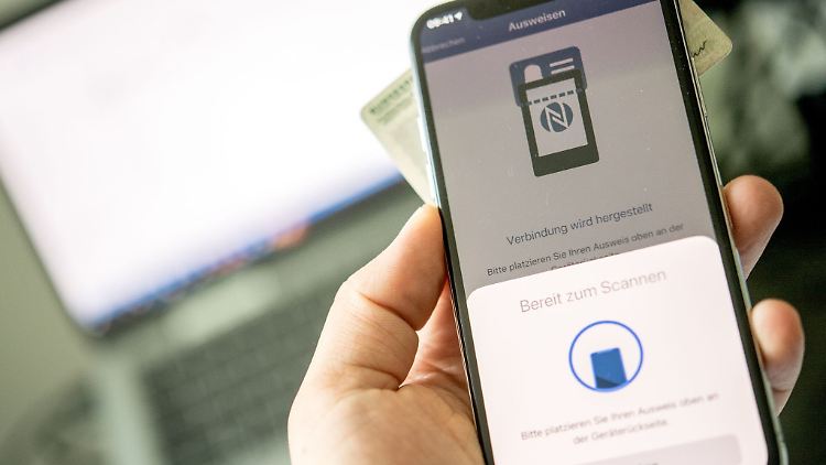 Online ausweisen ist nicht schwer: Fordert die "Ausweisapp2" dazu auf, hält man seinen Ausweis zum Scannen unters Smartphone und gibt seine PIN ein.