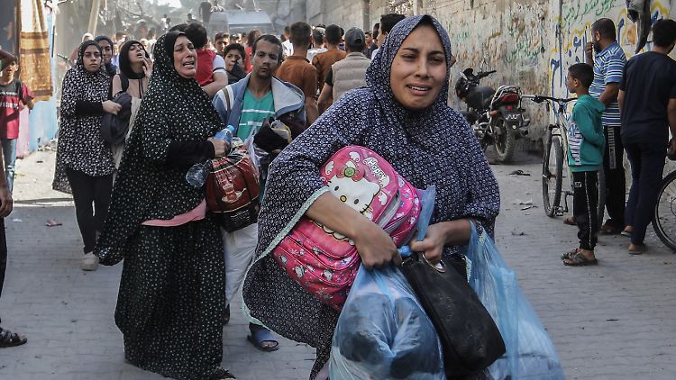 Menschen müssen ihre Häuser verlassen nach einem israelischen Luftangriff in Rafah im südlichen Gazastreifen.