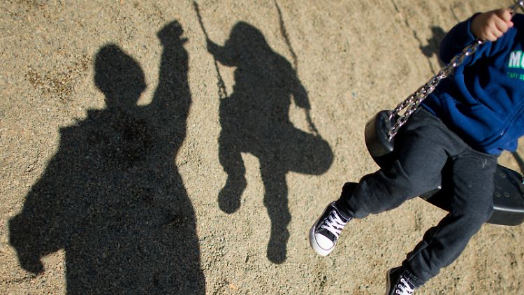 Immer eine Hand am spielenden Kind - die Übervorsicht mancher Eltern kann dazu führen, dass die Kinder sich weniger bewegen.