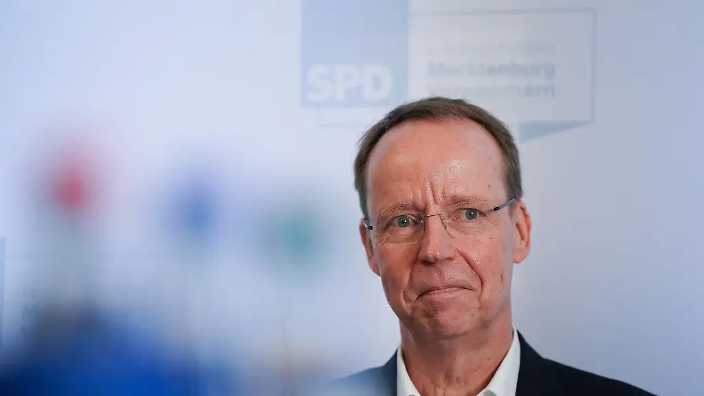 Christian-Frenzel-sitzt-waehrend-einer-Pressekonferenz-in-einem-Fraktionsraum-der-SPD-im-Schweriner-Schloss