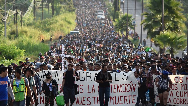 Migranten, die auf vorübergehende Transitpapiere gewartet hatten, diese aber nach einer Wartezeit von bis zu zwei Monaten nicht erhielten, machen sich auf den Weg in Richtung US-Grenze. Sie fliehen vor Armut, Gewalt und politischen Krisen in ihren Heimatländern.
