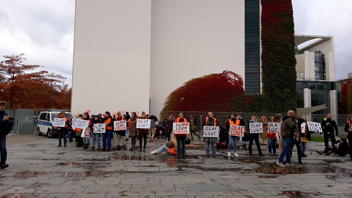 Rund 70 Mitglieder der Gruppe sollen an dem Protest vor dem Kanzleramt beteiligt gewesen sein.