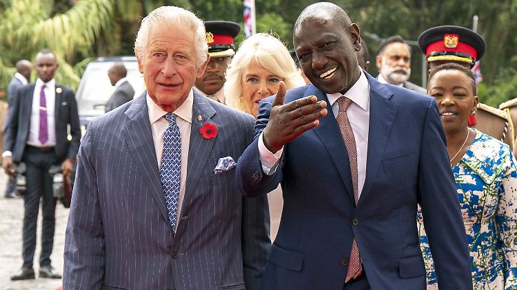 Kenias Präsident William Ruto empfing Charles und Camilla mit militärischen Ehren.