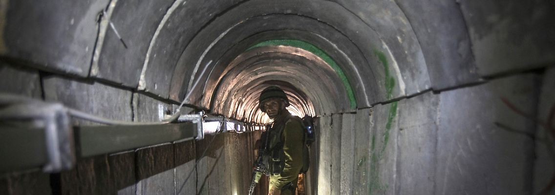 Eine Aufnahme aus 2014 von einem israelischen Soldaten in einem der Tunnel, die von der Hamas genutzt werden.