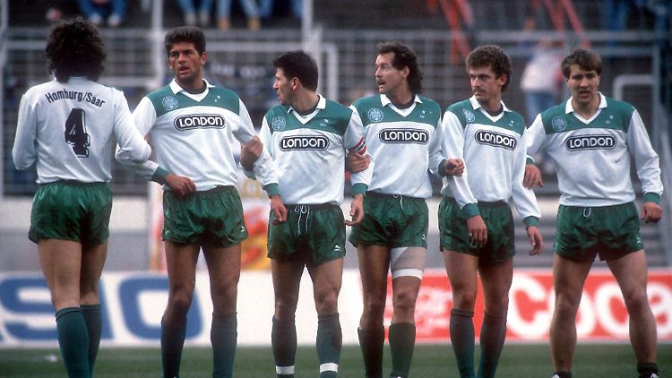 Die Definition von Kult-Trikot hier präsentiert von Andreas Keim, Thomas Stickroth, Walter Kelsch, Tom Dooley, Andreas Hentrich und Roman Geschlecht (v.l.n.r.).
