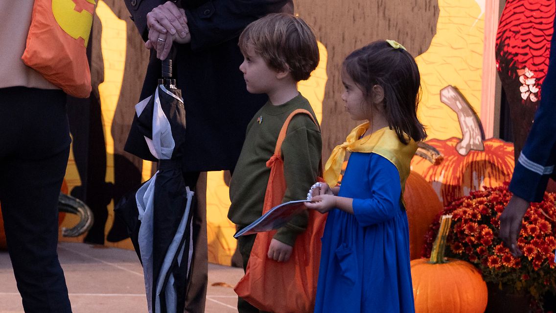 First Lady Jill Biden begrüßt die Familie des Außenministers auf der Halloween-Party des Weißen Hauses.