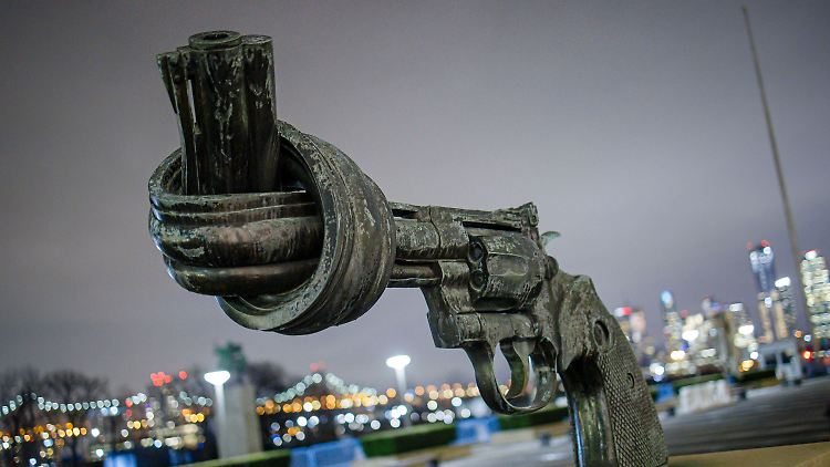 Die Skulptur "Non-Violence" des schwedischen Künstlers Carl Fredrik Reuterswärd steht seit 1988 vor dem UN-Gebäude in New York.