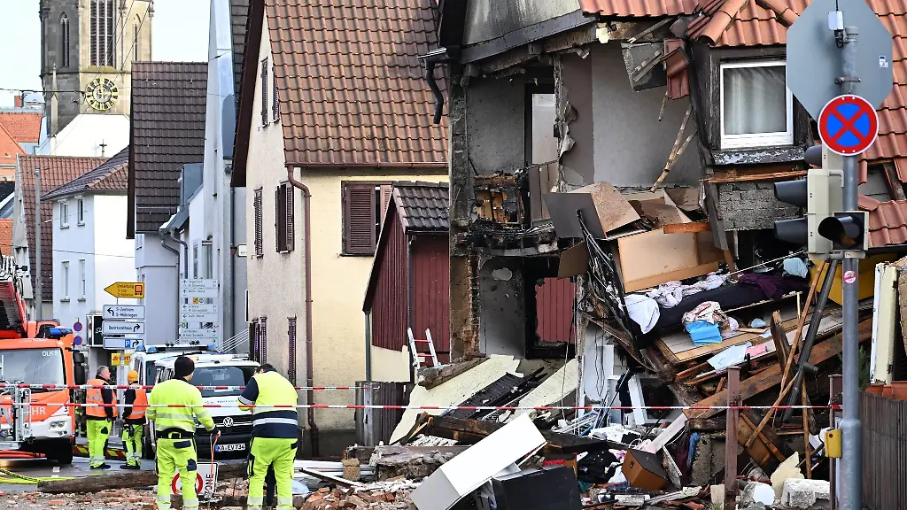 Truemmerteile-liegen-nach-einer-Explosion-vor-einem-Wohnhaus-in-Stuttgart-Vaihingen