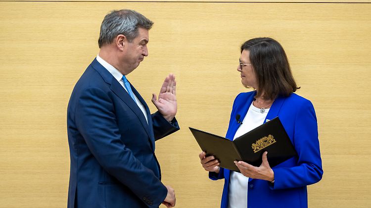 Vereidigung des neuen und alten Ministerpräsidenten durch Landtagspräsidentin Ilse Aigner.
