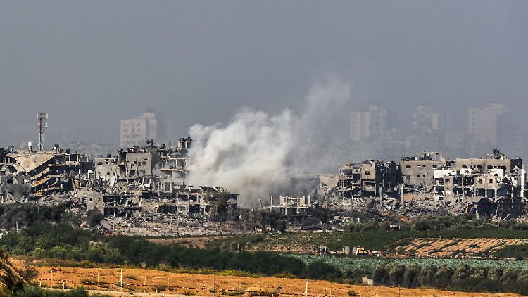 Überblick über den Gazastreifen nach einer Explosion während des israelischen Bombardements.