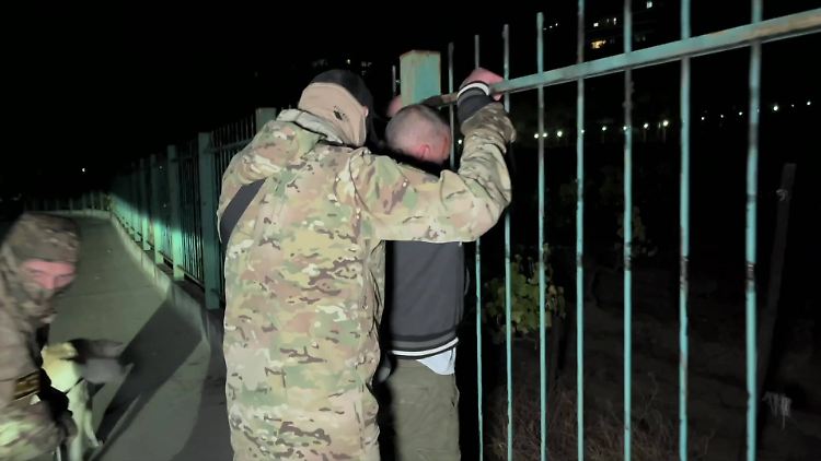 FSB-Beamte nehmen nach dem Anschlag auf Zarjow einen der mutmaßlichen Attentäter fest.