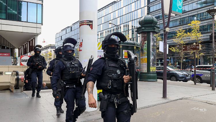 Die Frau befand sich nach den Schüssen der Polizei in einem kritischen Zustand.