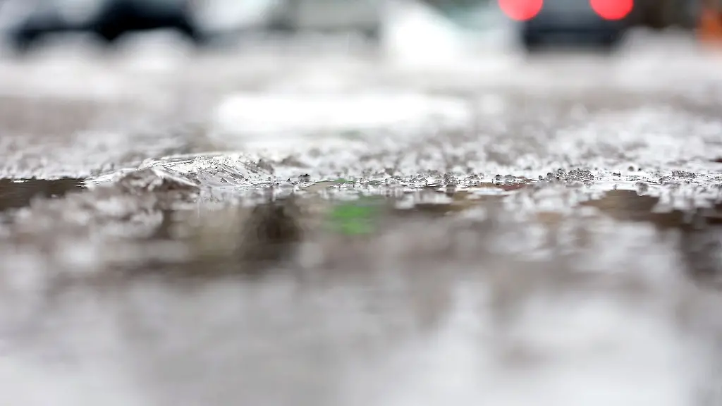 Ein-Auto-faehrt-auf-einer-glatten-Strasse