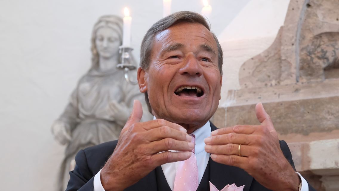 Stets braungebrannt, adrett und gesprächig - so kennt man Trigema-Chef Wolfgang Grupp. Ende des Jahres, mit Anfang 80 soll nun Schluss sein. Grupp will sich von der Trigema-Spitze zurückziehen.