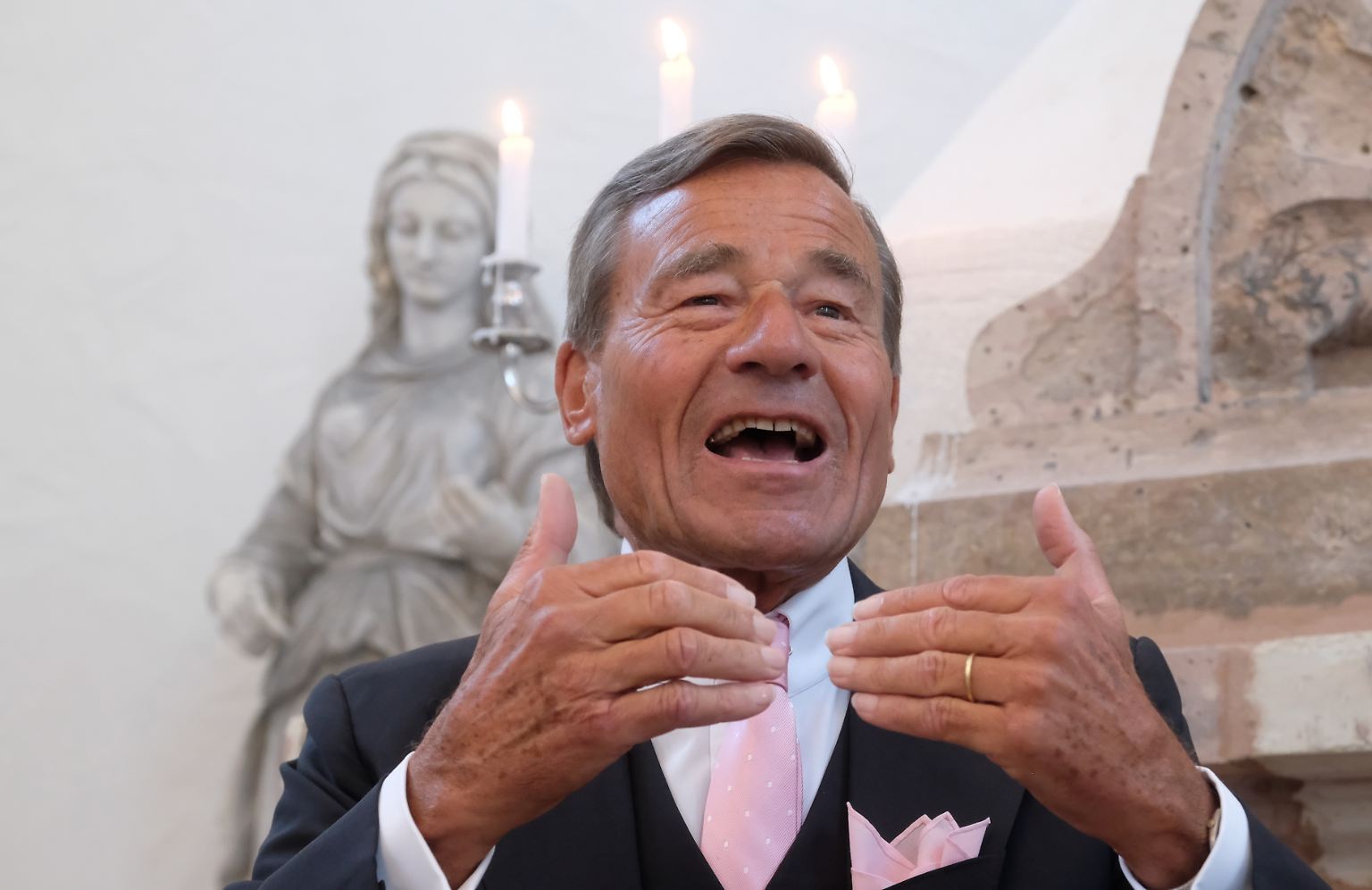 Stets braungebrannt, adrett und sehr gesprächig - so kennt man Trigema-Chef Wolfgang Grupp. Ende des Jahres, mit Anfang 80, soll für ihn nun Schluss sein. Grupp will sich von der Trigema-Spitze zurückziehen. 