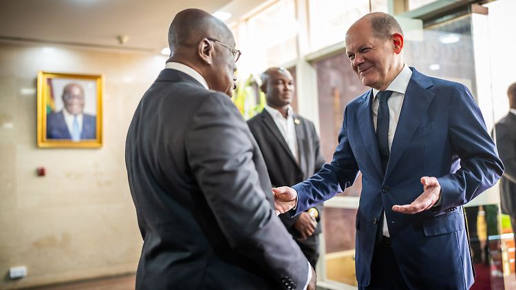 Scholz stärkt bei seinem Besuch in Ghanas Hauptstadt Accra dem Präsidenten Nana Akufo-Addo den Rücken.