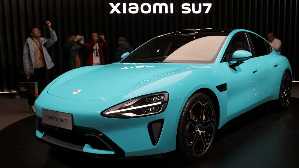 2023-12-28T100928Z-91104508-RC2965A0YFJU-RTRMADP-3-CHINA-AUTOS-XIAOMI