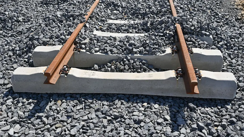 Schienen-liegen-an-einer-Baustelle-der-Bahn-fuer-ein-neues-Gleis