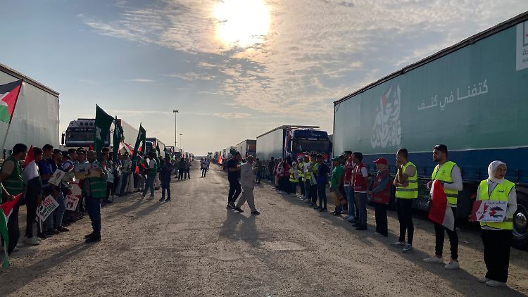 Der ägyptische Sender Al-Kahera berichtete, der Grenzübergang Rafah werde geöffnet, um eine gewisse Anzahl an verletzten Palästinensern einreisen zu lassen.
