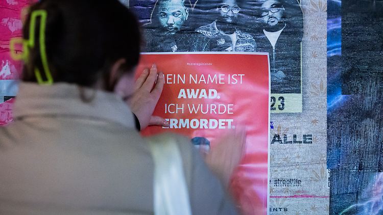 Überall in Deutschland hängen Plakate mit Bezug zu Menschen, die in die Fänge der Hamas geraten sind.